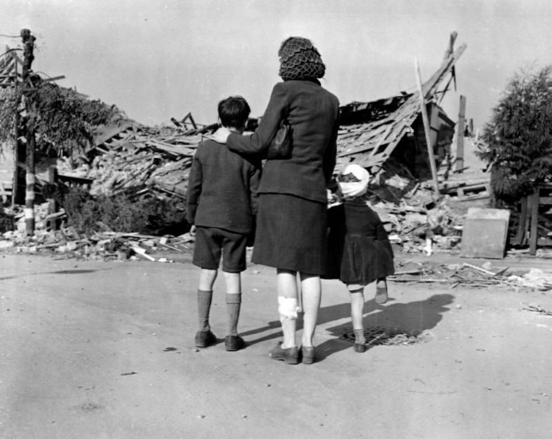 Erik with his mother and older brother during the Blitz